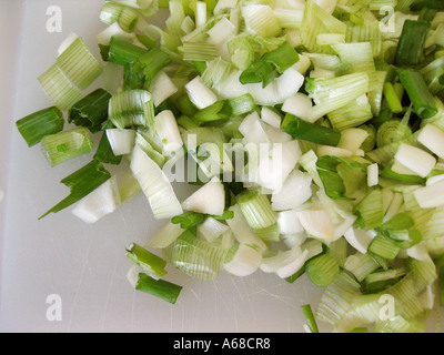 Tritate il porro sul tagliere Foto Stock