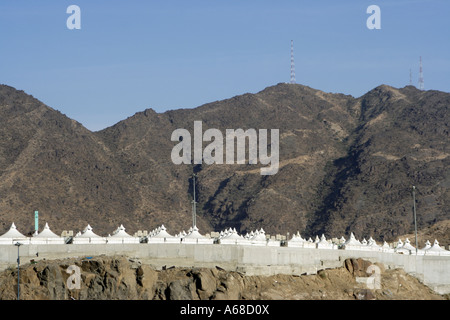 La tendopoli sulla collina rocciosa in Mina vicino a La Mecca in Arabia Saudita. Foto Stock
