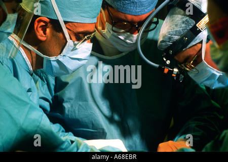 I chirurghi di eseguire una procedura chirurgica Foto Stock