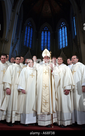 Il Vescovo Richard Lennon stand con nuovi diaconi Cattedrale di Santa Croce Boston Foto Stock