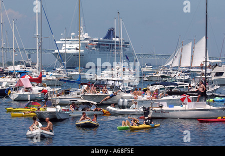 I barcaioli ormeggiata in Newport Harbour per il Newport Folk e Jazz Festival, Rhode Island Foto Stock