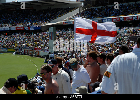 I membri dell'esercito Barmy a ceneri Test Match, battenti bandiera inglese. Perth, Western Australia Foto Stock