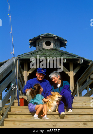 Coppia senior con il nipote e cane Foto Stock