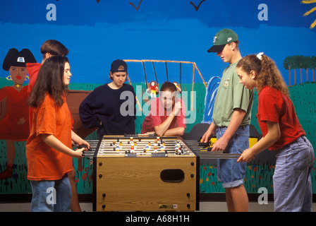 Ragazzi giocare a biliardino Foto Stock