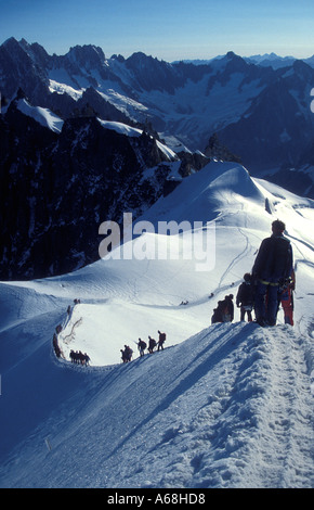 Gli alpinisti discendente l Arrete du Peuterey Italia Foto Stock