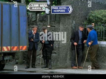 Gli agricoltori in discussione al mercato del bestiame Kenmare Contea di Kerry Irlanda Foto Stock