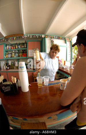 Isole Vergini Britanniche Caraibi donna versando il famoso killer del dolore cocktail al Soggy Dollar bar su Jost Van Dyke Foto Stock