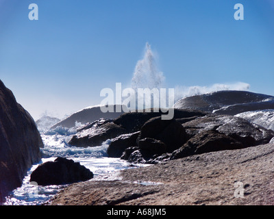 Onde che si infrangono sulle rocce di Città del Capo Sud Africa Foto Stock