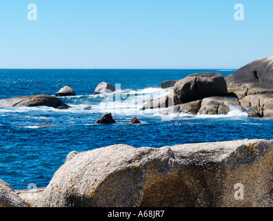 Onde che si infrangono sulle rocce di Città del Capo Sud Africa Foto Stock