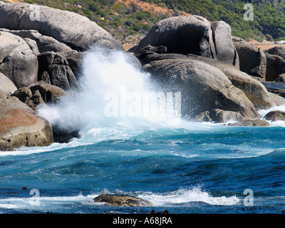 Onde che si infrangono sulle rocce di Città del Capo Sud Africa Foto Stock