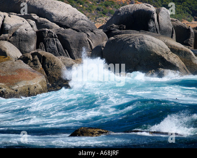 Onde che si infrangono sulle rocce di Città del Capo Sud Africa Foto Stock