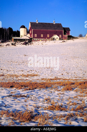 Barn and farm with snow covered field Foto Stock