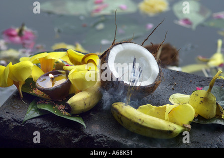 Bastoncini di incenso e le offerte Foto Stock