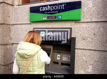 Una donna con un bancomat Foto Stock