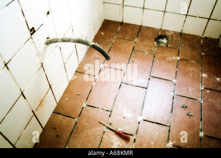 Plumbery lavora in una casa in costruzione Foto Stock