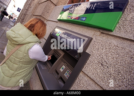 Una donna con un bancomat Foto Stock