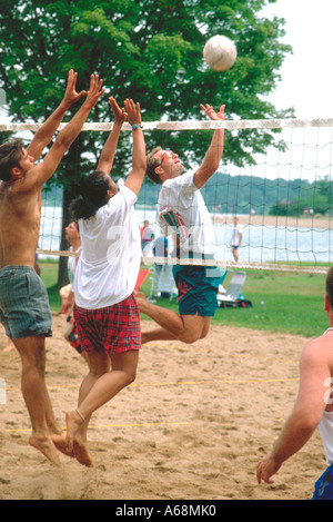 Beach volley arcade style al lago Calhoun un evento Aquatennial età 23. Minneapolis Minnesota USA Foto Stock