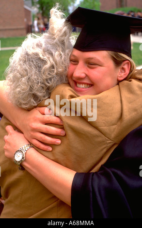 Grande abbraccio da mamma dopo il Macalester College graduation età 22 e 58. St Paul Minnesota USA Foto Stock