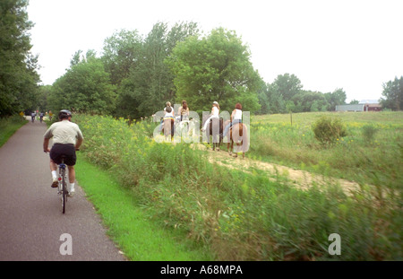 Godendo di un panoramico giro in bicicletta lungo un percorso a cavallo età 18 e 58. Stillwater Minnesota USA Foto Stock