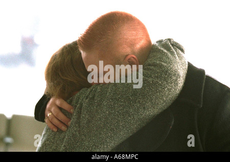 Figlio di dire addio alla mamma età 26. Minneapolis St Paul Aeroporto Internazionale Charles Lindbergh Terminal Minneapolis Minnesota USA Foto Stock
