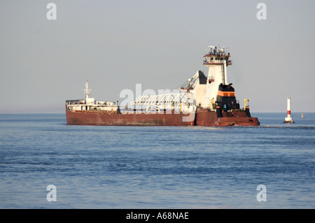 Grandi Laghi freighter sul Fiume Detroit vicino all Isola di campana e il lago St Clair Foto Stock