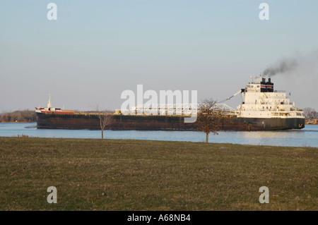 Grandi Laghi freighter sul Fiume Detroit vicino all Isola di campana e il lago St Clair Foto Stock