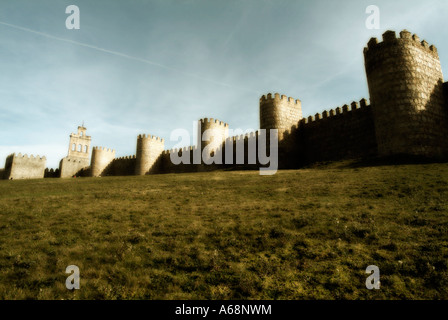 Espadaña di Carmen il convento e mura medievali di Ávila città. Spagna. Foto Stock