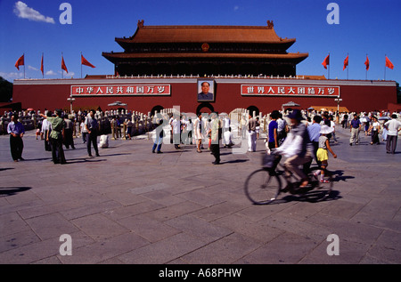 I turisti alla porta della Pace Celeste (aka Tiananmen). Pechino. L Hebei. Cina Foto Stock