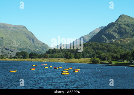 Llyn Padarn una morena glacially dammed formata sul lago con le barche a remi e torre in rovina di Dolbadarn Castle a Llanberis Snowdonia Gwynedd North Wales UK Foto Stock