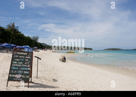 Lavagna menu su un ampia fascia di terra della spiaggia di Chaweng Foto Stock