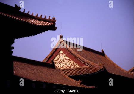 Dettaglio delle statuette (Hangshi) e decorazioni dorate sui tetti. La città proibita. Pechino. Cina. Foto Stock