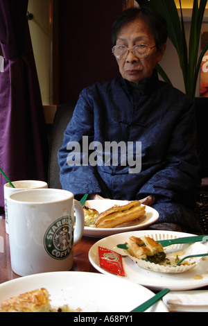 Starbucks in Cina - Old Lady Foto Stock