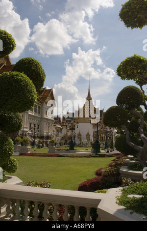 Guardando il Chakri Maha Prasat trono Hall e il Dusit Maha Prasat Hall attraverso i giardini circostanti alberi e giardino Foto Stock