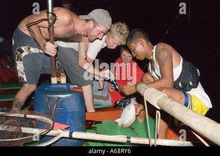 I turisti affollano un stingray catturati su una notte di spedizioni di pesca Foto Stock