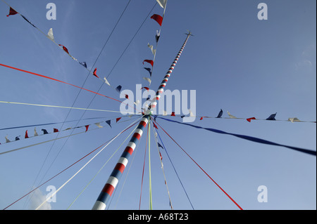 Un tradizionale Maypole in Worcestershire villaggio di Offenham nella valle di Evesham REGNO UNITO Inghilterra Foto Stock