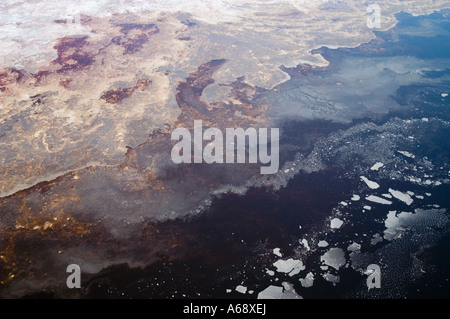 Vista aerea di croste di sale sul bordo di aprire l'acqua (angolo inferiore destro), il Lago Natron, Tanzania Foto Stock