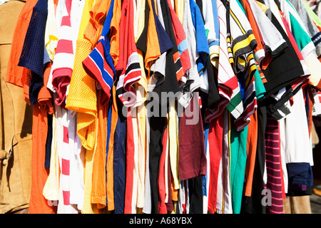Vestiti vecchi, IL MERCATO DELLE PULCI, appeso, rack, obsoleto per la vendita, vecchio, moda, dated, economici, acquistare, colorati, colori, camicie, Foto Stock