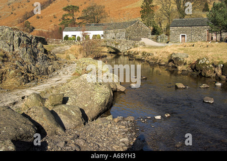 Watendlath Tarn e Beck con pack horse bridge e fattoria in background. Foto Stock