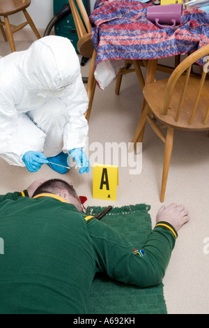 Responsabile legale di raccolta di sangue a una scena del crimine Foto Stock