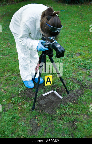 Scena del Crimine officer fotograficamente cassone di registrazione di stampa nella scena del crimine Foto Stock