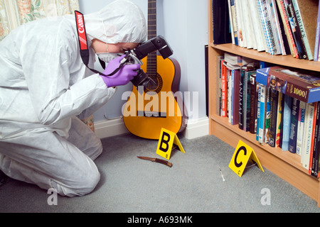 Scena del Crimine officer a fotografare il coltello e la siringa Foto Stock