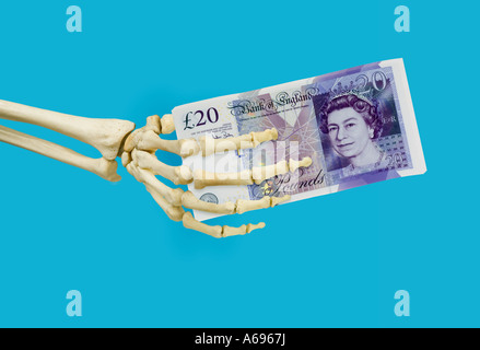 Scheletro umano mano destra tenendo new British venti 20 pound note Foto Stock