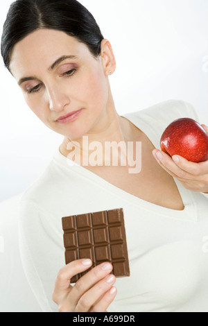 Donna con cioccolato e Apple Foto Stock