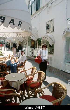Capri. Italia. Tavoli da caffe' in via Vittorio Emanuele, la principale via dello shopping di Capri. Foto Stock