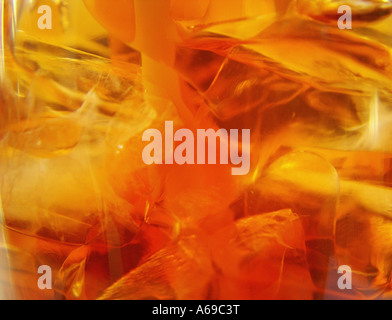 Close-up di ghiaccio nella bevanda di cola. Foto Stock