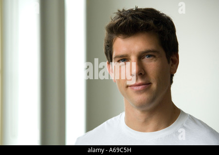 Metà 20's uomo caucasico in t-shirt bianco. Foto Stock