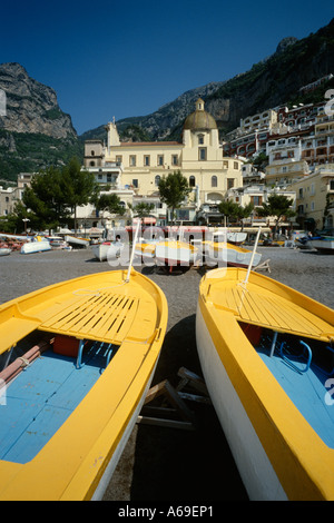 Positano Amalfi colorate barche sulla spiaggia di Marina Grande, la chiesa di Santa Maria Assunta Foto Stock