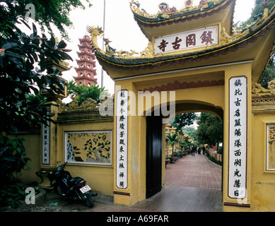 Ingresso di Tran Quoc PAGODA (Chua Tran Quoc), Hanoi il più antico tempio risale al VI secolo sulla sponda del Lago Ovest.Vietnam Foto Stock