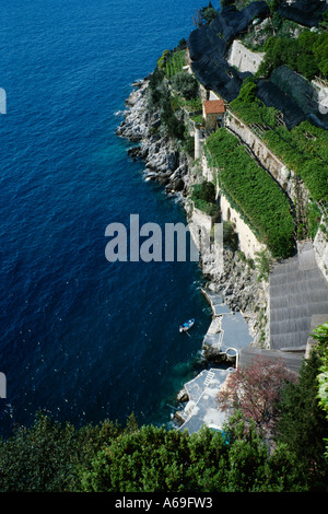 Costiera Amalfitana Italia giardini terrazzati di alberi di limone crescente sui ripidi pendii della costa Foto Stock