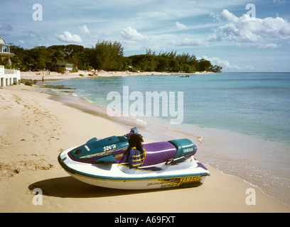 Barbados Mullins jetski sulla spiaggia pubblica Foto Stock